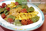 Ravioli con ingredienti vegetariani e pasta colorata con ingredienti naturali