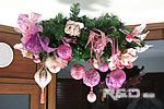 Corona dell'Avvento appesa al soffitto e decorata in rosa