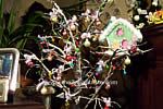 albero con rami senza foglie, innevato, decorato per Natale