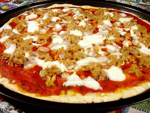 Tuna and onions on pizza