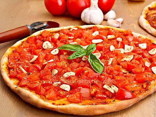 Garlig and tomato pizza (pizza marinara)