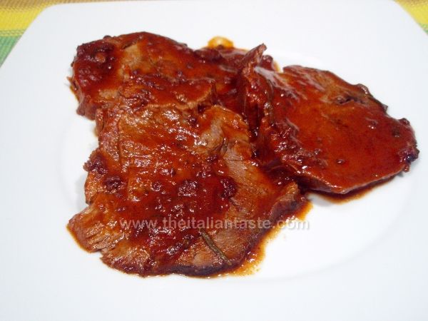 Arrosto lardellato cotto nel pomodoro