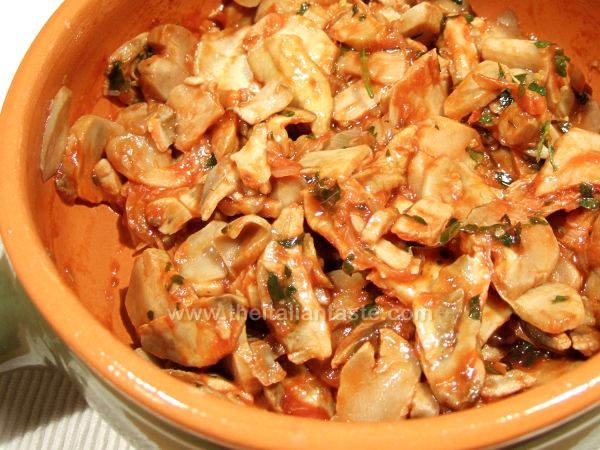 Funghi al pomodoro