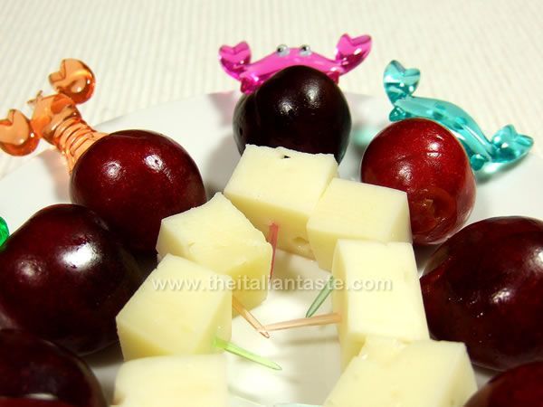 Spiedini di ciliegie e formaggio