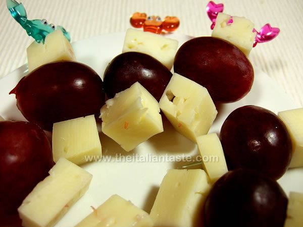 Spiedini con uva e formaggio