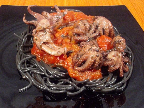 Spaghetti neri con polipetti e calamaretti