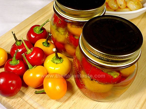 Peperoncini ripieni sott'olio