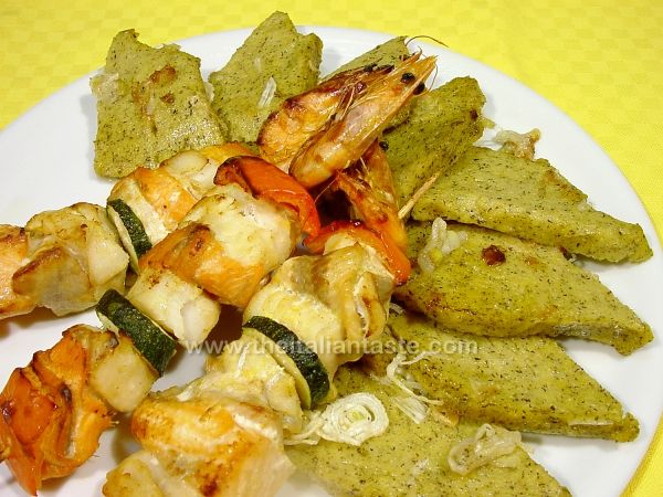 Polenta con spiedini di pesce