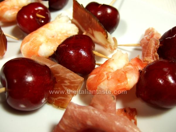 Skewers with salami, prawns and cherries
