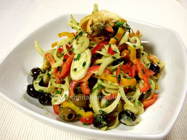 Insalata mista di finocchi, olive e peperoni
