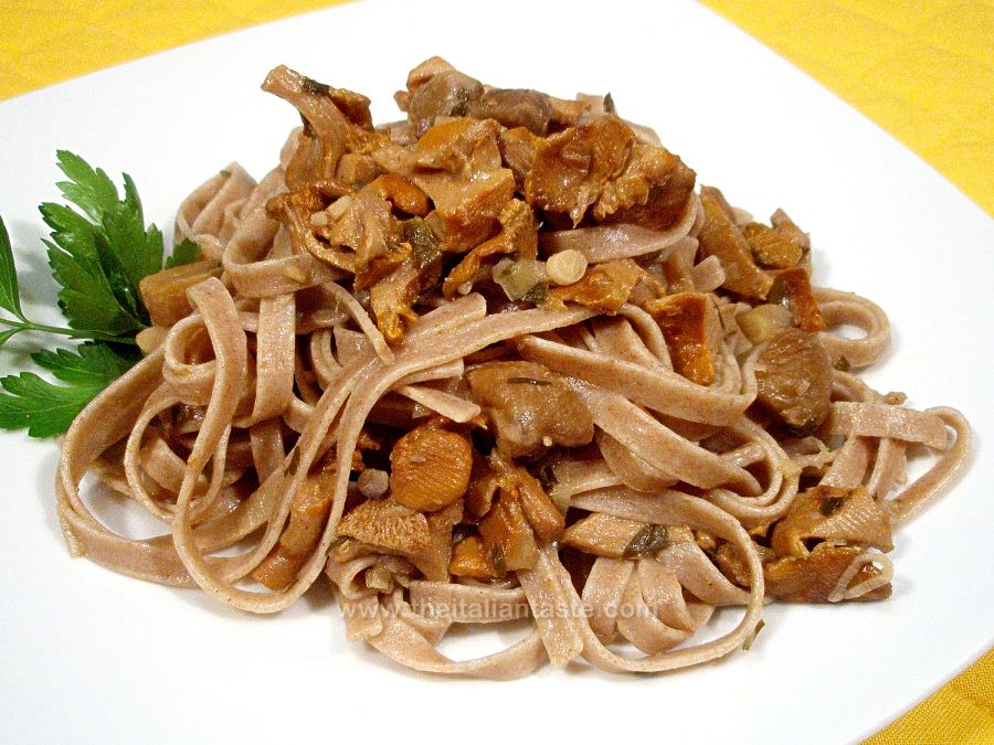 Tagliatelle di farro con finferli e castagne