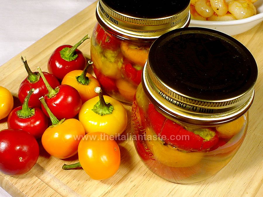Peperoncini ripieni sott'olio