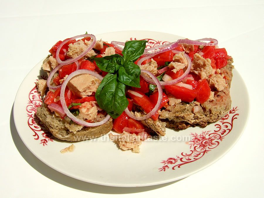 Friselle pugliesi con pomodoro e tonno